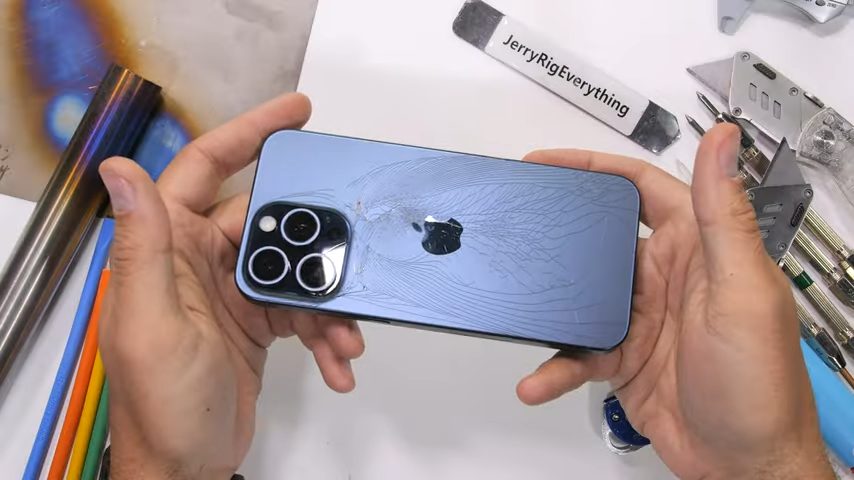 iPhone 15 Pro、チタン採用で背面ガラスが割れやすくなった？ YouTuberが耐久性テスト