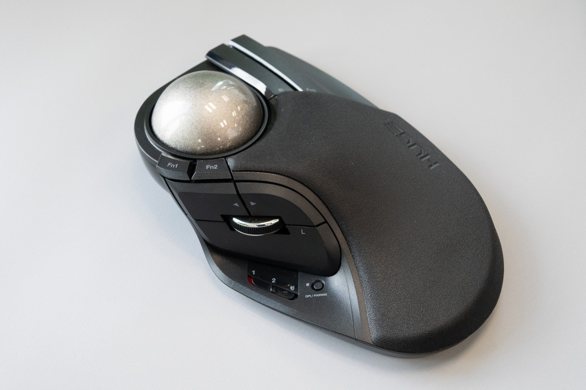 ELECOM HUGE PLUS トラックボール エレコム、52mm径の大玉トラックボール「HUGE PLUS」。無線/有線両対応